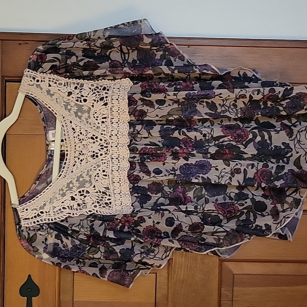 Floral Crochet Trim Batwing Top - Picture 7 of 8